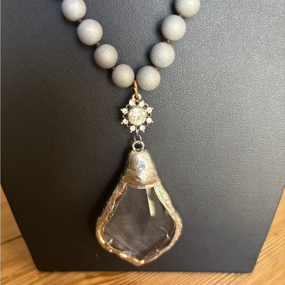 Elegant Gray and Gold Pendant Necklace